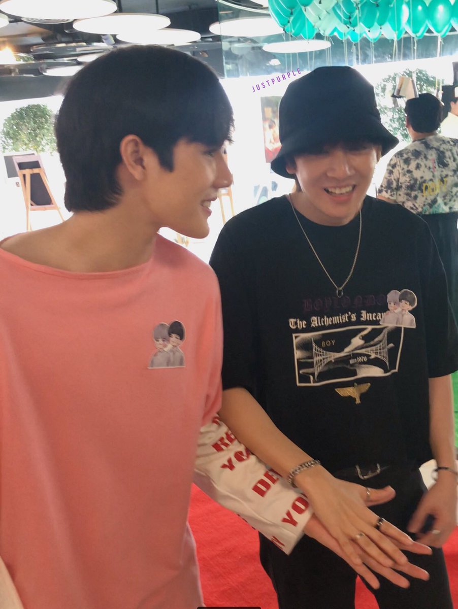 janyouariee's tweet image. เทียบมือก็รู้แล้วว่าภณแบงก์! 👀✊🏻
—

#แบงก์ผู้บ่าวเท้าไฟ 💕 #ภณคนคิวท์
#ด้อมบัดดี้ #บัดดี้ของแบงก์ภณ #แบงก์ภณ