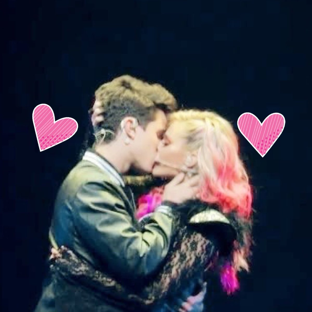 SOYLUNAOFlClAL's tweet photo. Happy Valentine’s Day! 💕

#SoyLuna https://t.co/zFXbSZgHCJ