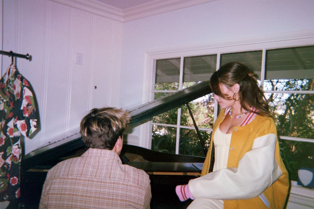 🎧 “Carried Away” - Surf Mesa &amp; Madison Beer 
.
เพลงรักที่ฟังครั้งเดียวไม่พอต้องกลับมาซ้ำอีก ใครกำลังมองหาเพลงน่ารักๆมอบให้คนพิเศษต้องจัดแล้วค่ะ 
.
🔗( youtu.be/b9U3OBVRJhQ )
💗💞💘💖💕