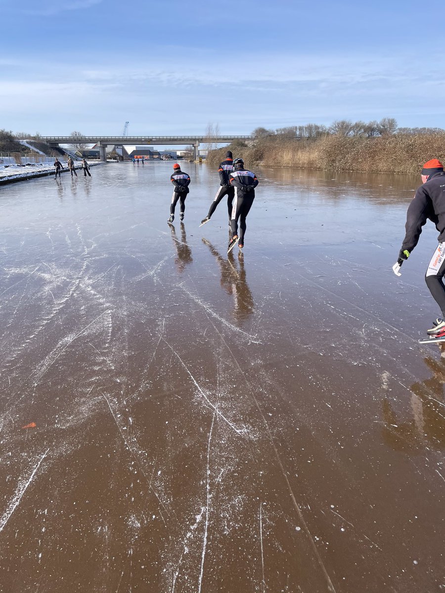 Uniek en geniaal tegelijk! Op de schaats door de Weerribben en via Ossenzijl over het pikzwarte ijs in het kanaal naar Steenwijk. Prachtige en gezellige dagen gehad. #schaatsenopnatuurijs