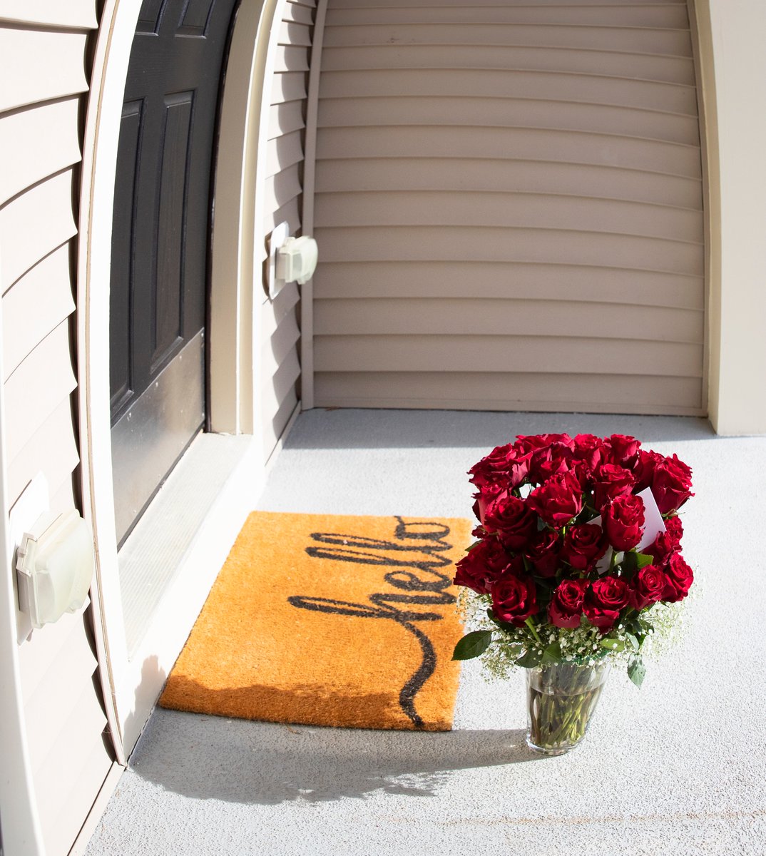 Logitech's tweet photo. This poll goes out to the secret admirer scrolling through your profile today. 😘  Hint at which #ValentinesDay surprise you’d prefer to see in your #CircleView #Doorbell camera below. 💘 https://t.co/T9NhUoGLJC