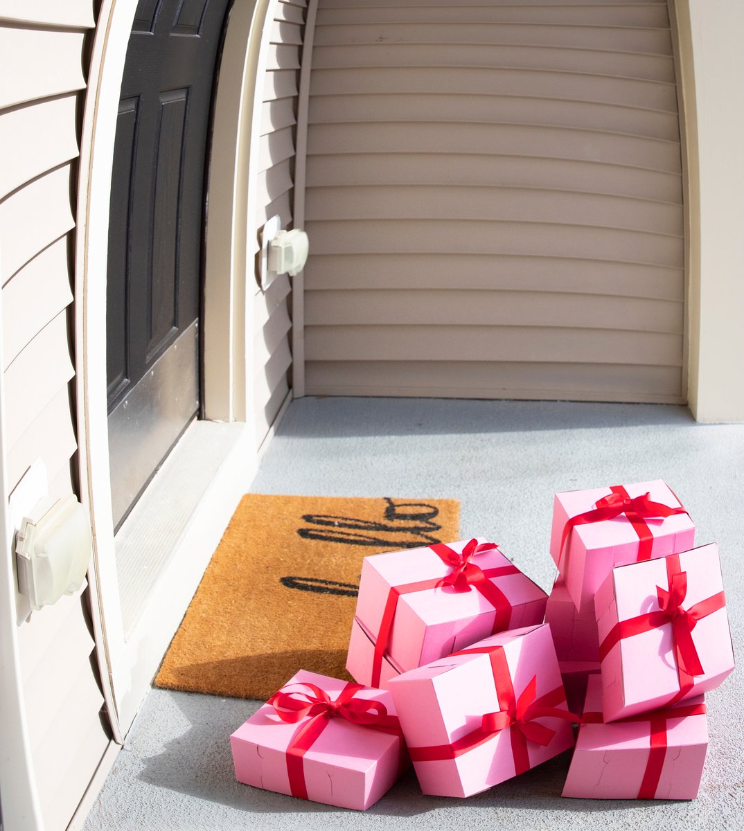 Logitech's tweet photo. This poll goes out to the secret admirer scrolling through your profile today. 😘  Hint at which #ValentinesDay surprise you’d prefer to see in your #CircleView #Doorbell camera below. 💘 https://t.co/T9NhUoGLJC