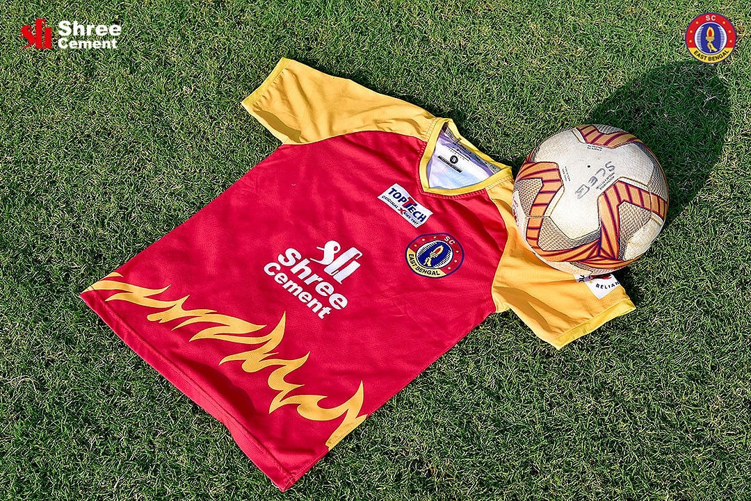 eastbengal_fc's tweet photo. A shirt smeared with a century's worth of blood, sweat and tears! 🔴🟡✊

#ChhilamAchiThakbo #JoyEastBengal #WeAreSCEB #SCEBATKMB #LetsFootball #IndianFootball #ISL https://t.co/aUgp5GXk2c