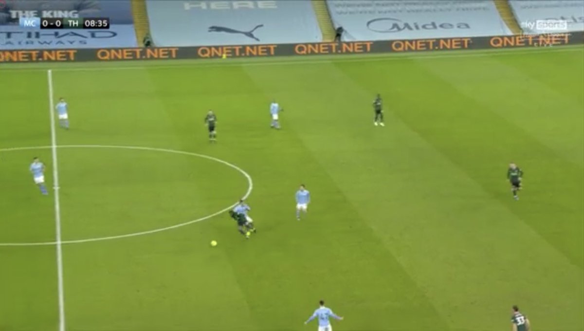 Another example came when Ndombele broke the midfield line. City’s back 4 is set and there are enough numbers back to deal with the danger 8/