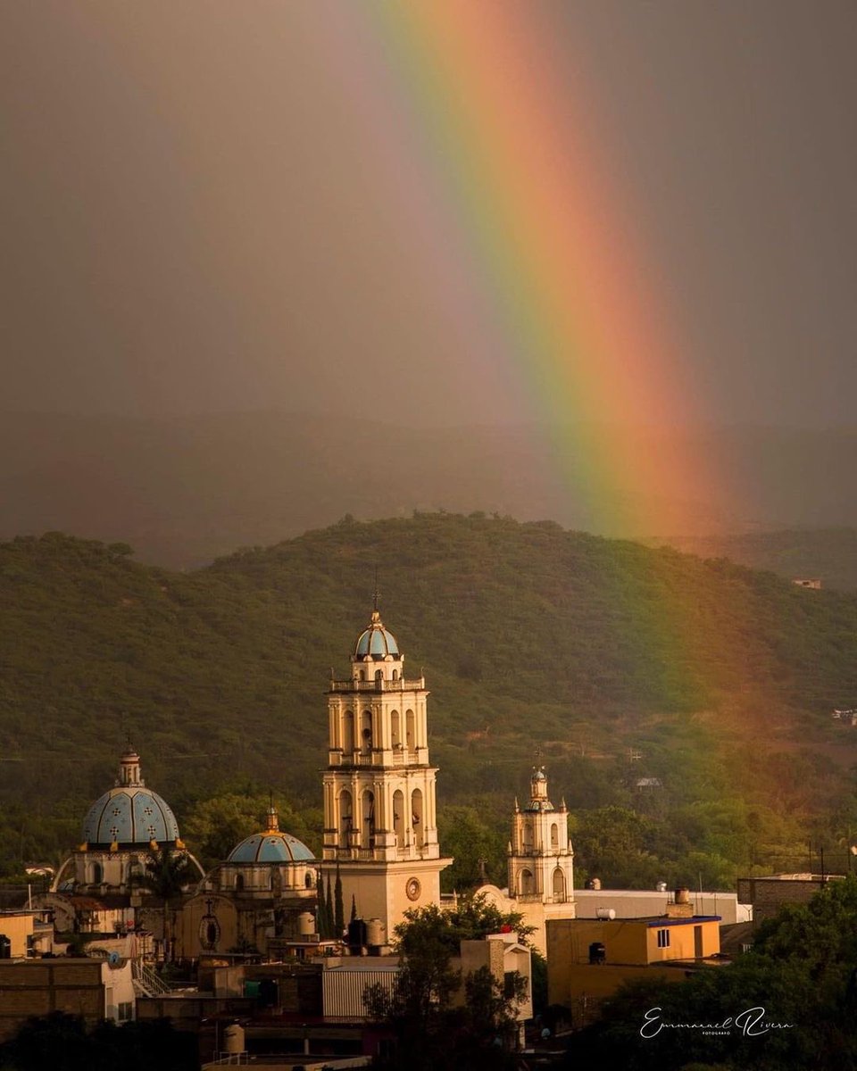 #arcoiris🌈  Acatlán de Osorio, la perla de la Mixteca poblana, al sur de la capital, una región con historia, tradiciones, gastronomía y artesanías de barro entre muchas más.
Visítala usando #cubrebocas 😷

📸 @emmanuel_rivera_fotografia (Instagram)
Muchas felicidades 🎉