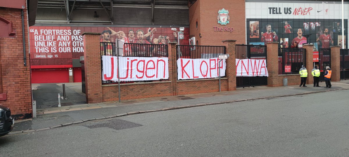 janrye72's tweet photo. #LFC fans worldwide rally around Jürgen Norbert Klopp. Our manager. Our friend. Outside The Kop this simple yet huge message to Klopp nails it. #lfcdk #ynwa #YNWAJURGEN #YNWABOSS #LFCFAMILY https://t.co/iTdN3UE6Rp