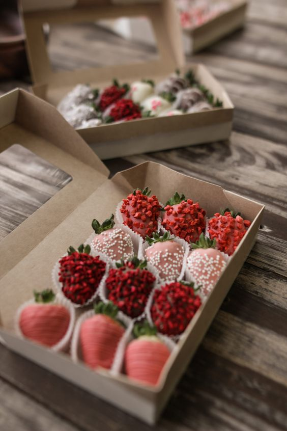 ⠀ 

standing in front of the door , knocking . holding a bouquet of flower in one hand and a box of strawberry chocolates in the other .
" happy valentines day <a href="/heichoulevite/">『 𝘾𝘼𝙋𝙏𝘼𝙄𝙉 𝙇𝙀𝙑𝙄</a> ."

⠀