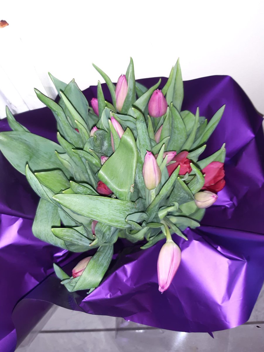 bia_duit's tweet photo. @JakeMcClean8 This is what we got 🤦🏻‍♀️ no “free chocolates” either #teleflorist #ValentinesDay https://t.co/g08JITjpwN