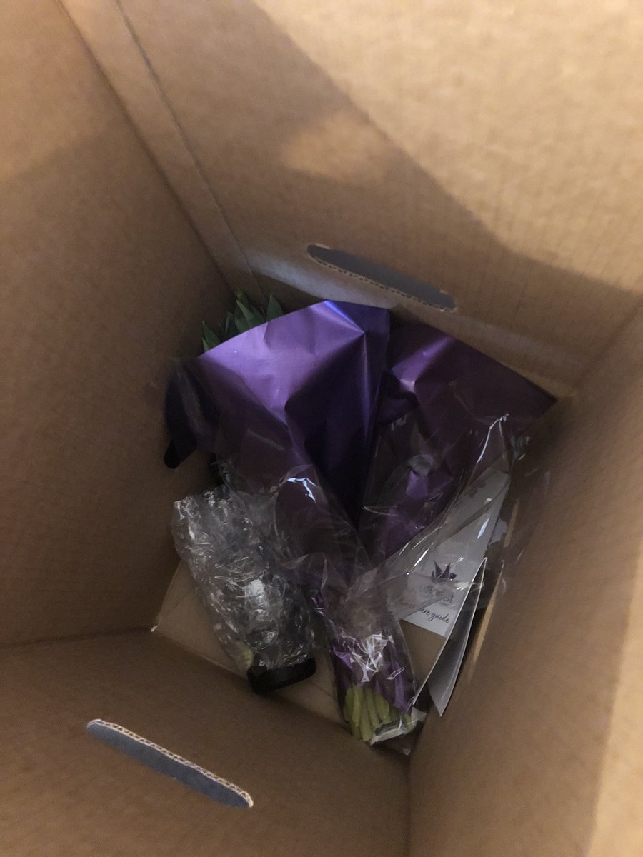 bia_duit's tweet photo. @JakeMcClean8 This is what we got 🤦🏻‍♀️ no “free chocolates” either #teleflorist #ValentinesDay https://t.co/g08JITjpwN