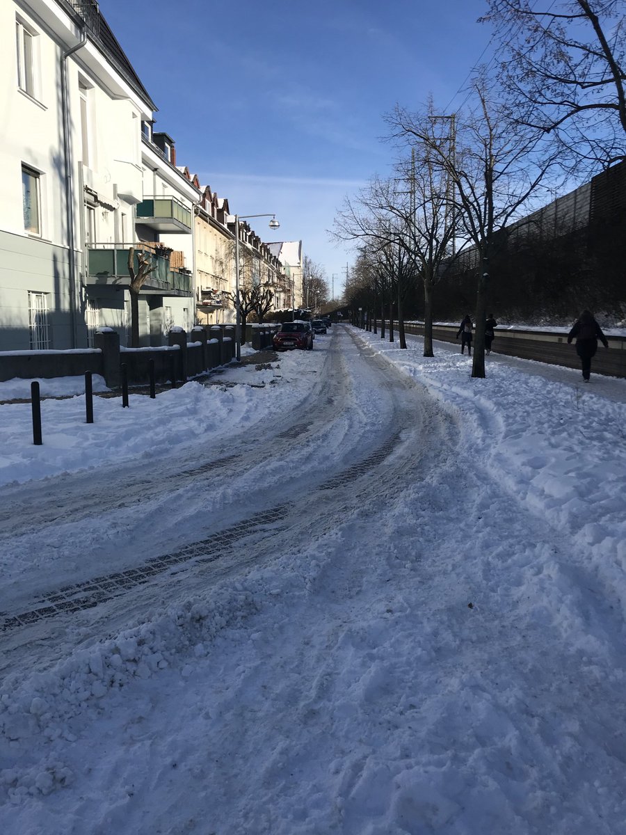 LaSuze7's tweet image. Wer braucht schon geräumte Fahrradstraßen #KleefelderStraße @Hannover ? Und die auch noch dazu Teil einer Schnellwegenetzes sein sollen.