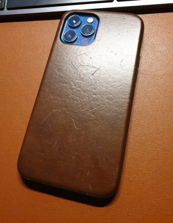 prettyfro's tweet photo. @XavierNaxa Min mentioned Nomad tadi saya dah guna 3 bulan dan few thinys consider sebelum beli yang warna ni. Jenis pegang /pouch atau dalam poket? Kulit lembut sangat jadi patina atau apa kesan kasar sikit akan tinggal. Lepas tu butang tak berapa clicky solid banding Apple Leather. https://t.co/ESj6sJhYWj