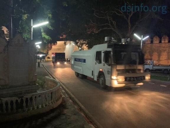 BaekZin4's tweet photo. How can we sleep at night seeing those kinds of tanks,cars carrying soldiers and even the prison car? Worrying what kind of situation will wait for us in coming hours?Save Myanmar citizens.
JUNTA STARTS VIOLENCE 
#Feb14Coup 
#WhatsHappeningInMyanmar https://t.co/tIK3X9qnql