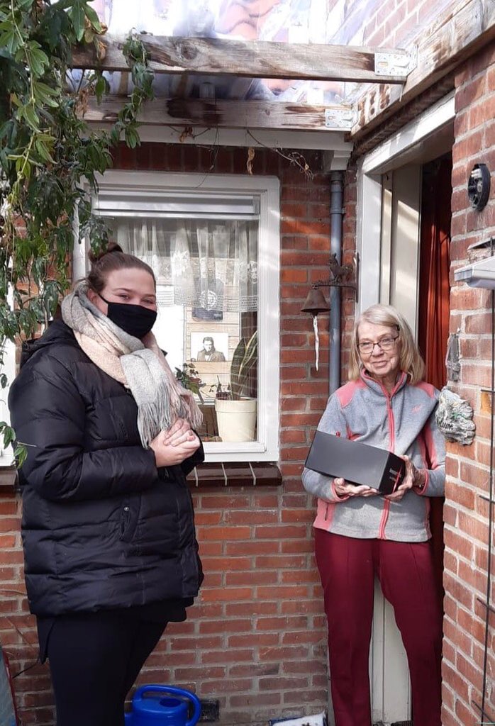 visitbeemster's tweet photo. Het is altijd een mooi gebaar om op Valentijnsdag iemand te verrassen met een attentie. Zeker nu in deze bijzondere tijd. Het team van VISIT Beemster vond het daarom ook een eer om namens de gevers op deze dag Beemster’s Trots Valentijn pakketten met liefde te bezorgen. https://t.co/zdn8MxEEOr