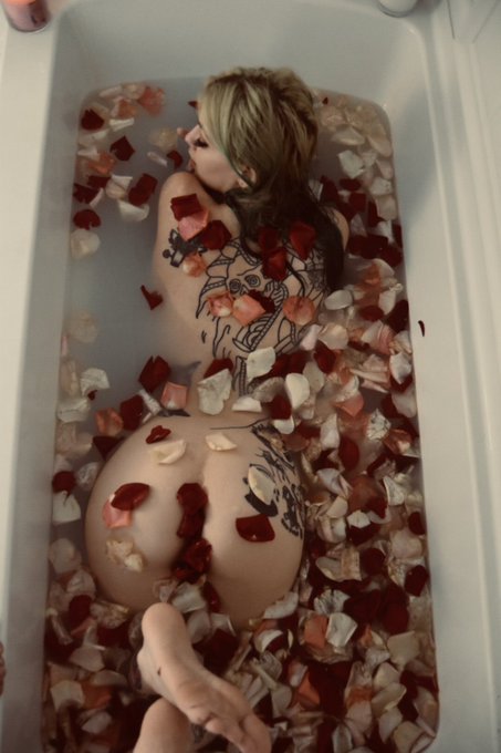 💕Happy Valentines&rsquo; Day!💕 💕I have a $5 sale going on OnlyFans today!💕  Link in comments🍒 https://t.co