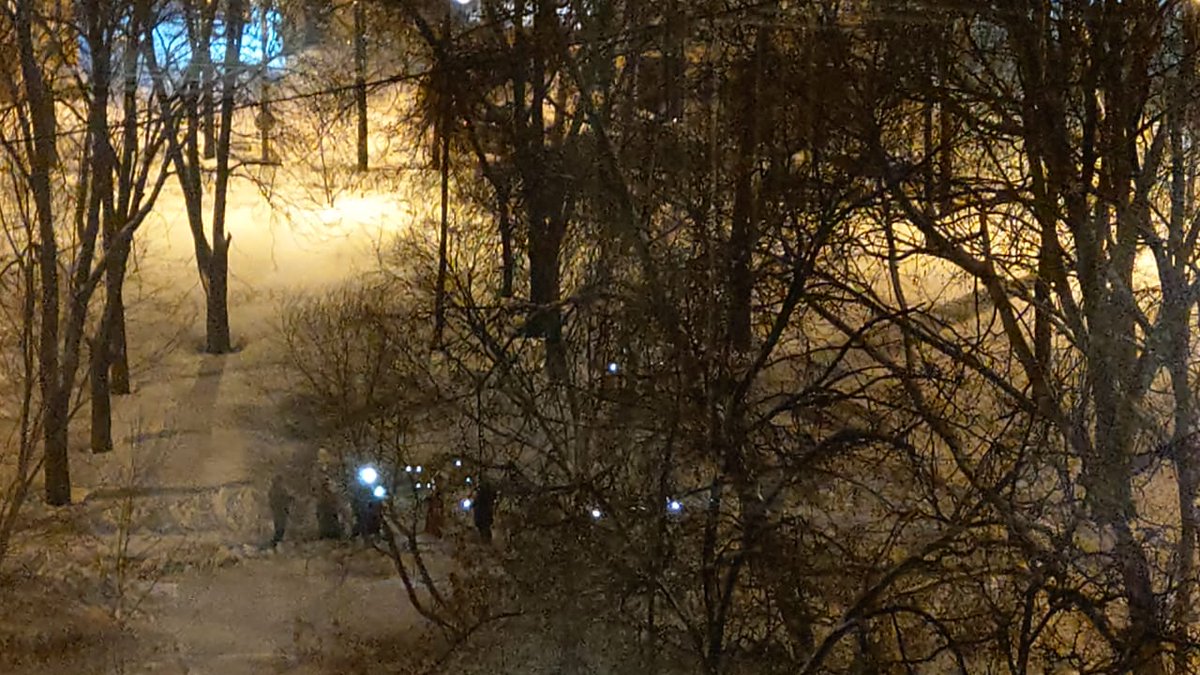 Познакомились с соседями. Во двор приехали поиционеры посмотрели, трезво оценили свои силы и уехали :) #свободуполитзаключённым