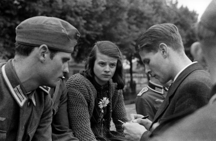manaman_chhina's tweet photo. In 1942 in Germany Hans Scholl, his sister Sophie, and their friend Christoph Probst formed a small group known as White Rose, against persecution of Jews. 
In Feb 1943 all 3 were found guilty and were guillotined that same day.

“He who knows how to die can never be enslaved.” https://t.co/IpelPqDfug
