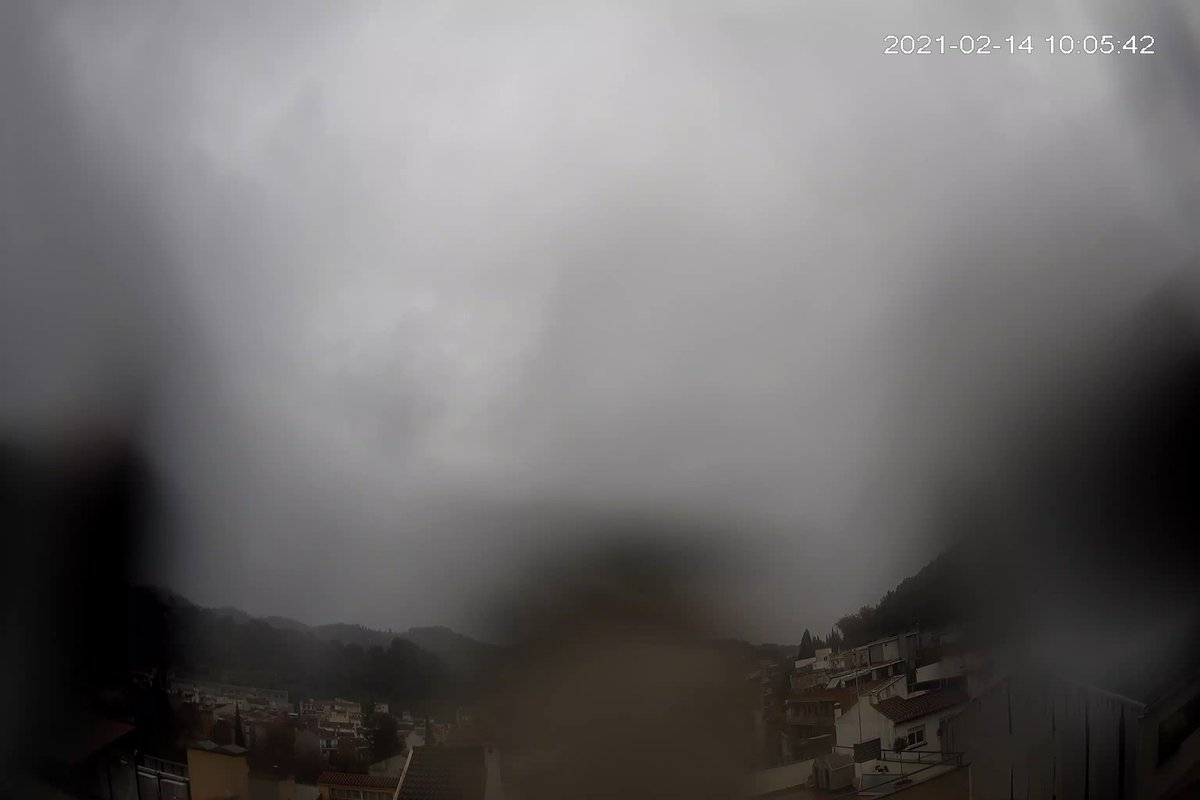 MeteoAdM's tweet photo. #Bonatarda de ple hivern des de la part alta #ArenysdeMunt Avui la jornada d'avui #diumenge dia #Eleccions14F el podem resumir en gotes a la càmera dels plugims del #matí i de la passada #matinda però amb una #tarda sense #precipitacions però ben ☁️ Segueix el fil 👇 https://t.co/p1B5vCRqgf