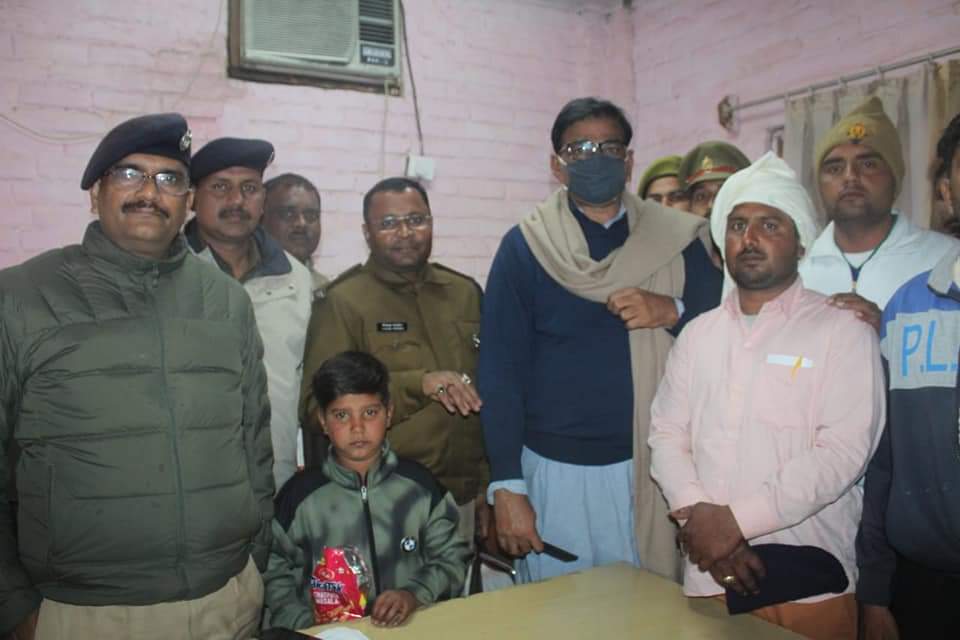 DhirendraGBN's tweet photo. ग्राम नौरंगपुर ,ग्रेटर नोएडा से अपहत,यश नागर को किया उनके परिवारीजनों और ग्रामवासियों के सुपुर्द। मैं बच्चे की माँ और पिता की हालत से व्यथित था। आज ईश्वर की कृपा और नोएडा पुलिस की बदमाशो को पकड़ने की घेराबंदी के कारण बच्चे की सकुशल बरामदगी संभव हो सकी। https://t.co/v0jczHYwDR