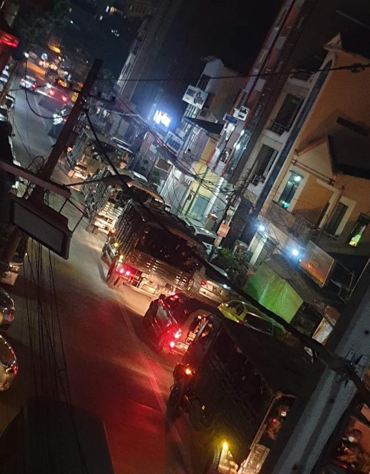 takhon_intel's tweet image. Several military vehicles are spotted in Yangon tonight. We heard that internet will be cut off from 1 AM to 9AM. We don't know what they are going to do within those hours. We don't feel safe any more. 

#WhatsHappeningInMyanmar 
#Feb14Coup