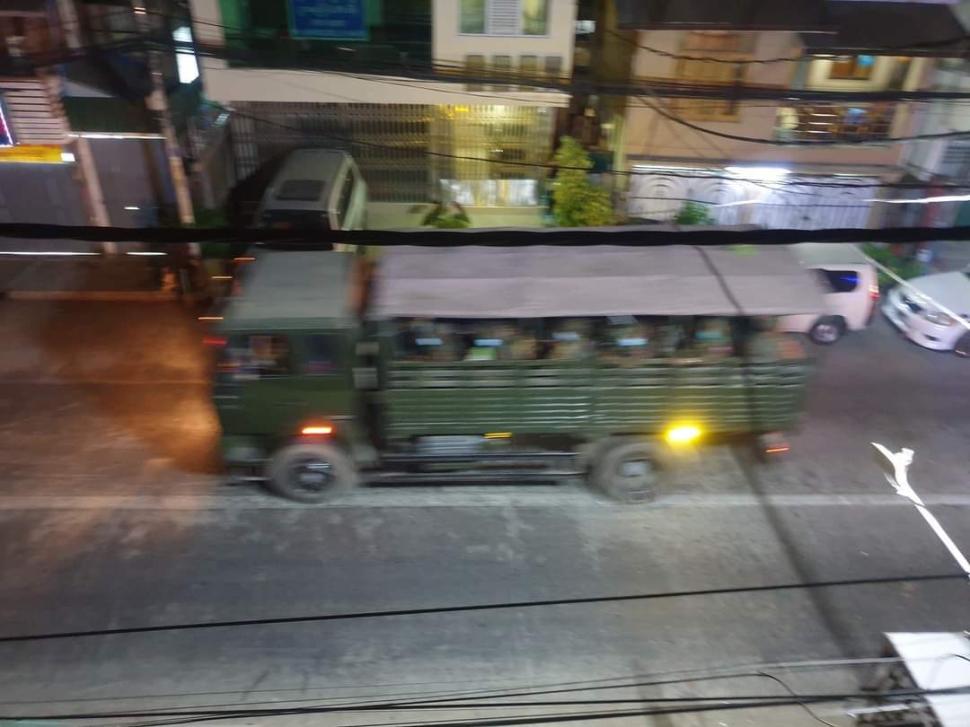 takhon_intel's tweet image. Several military vehicles are spotted in Yangon tonight. We heard that internet will be cut off from 1 AM to 9AM. We don't know what they are going to do within those hours. We don't feel safe any more. 

#WhatsHappeningInMyanmar 
#Feb14Coup