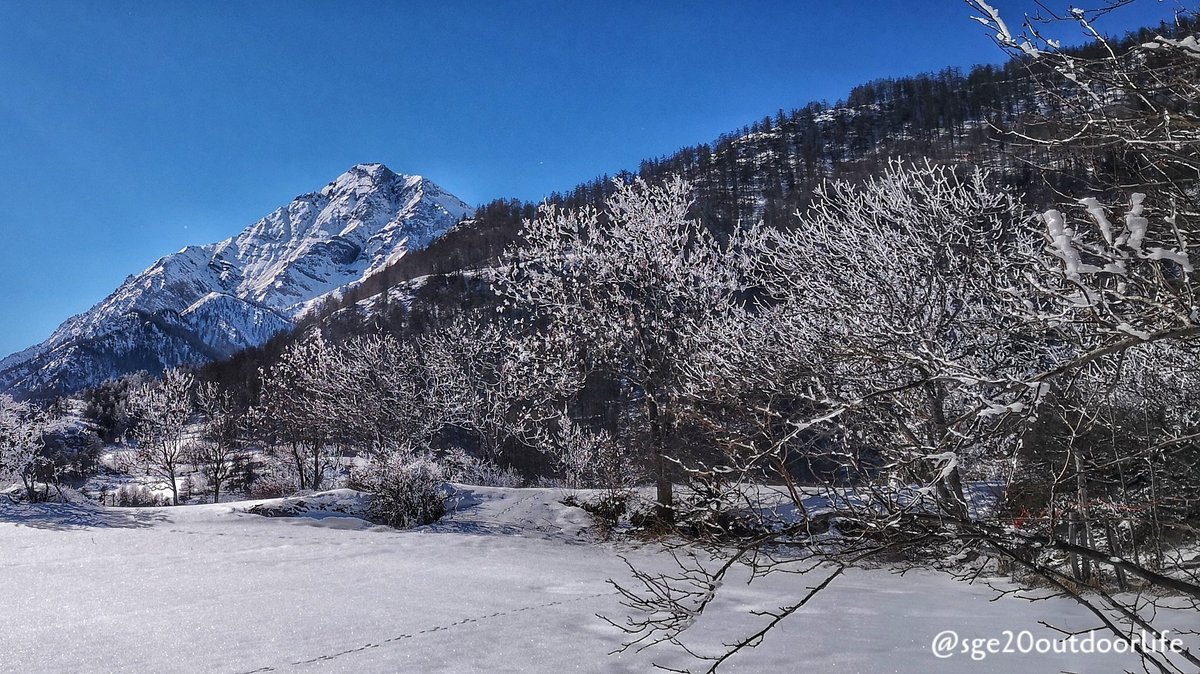 InfoSge20's tweet photo. #trekkinginvernale al cospetto dello #chaberton #outdoorlife #nevediversa #lettheoutdoorbeyourcure #guidaescursionistica #latuaguidaoutdoor @trek_and_fun_trekking_guide https://t.co/a5FMdpGCzu