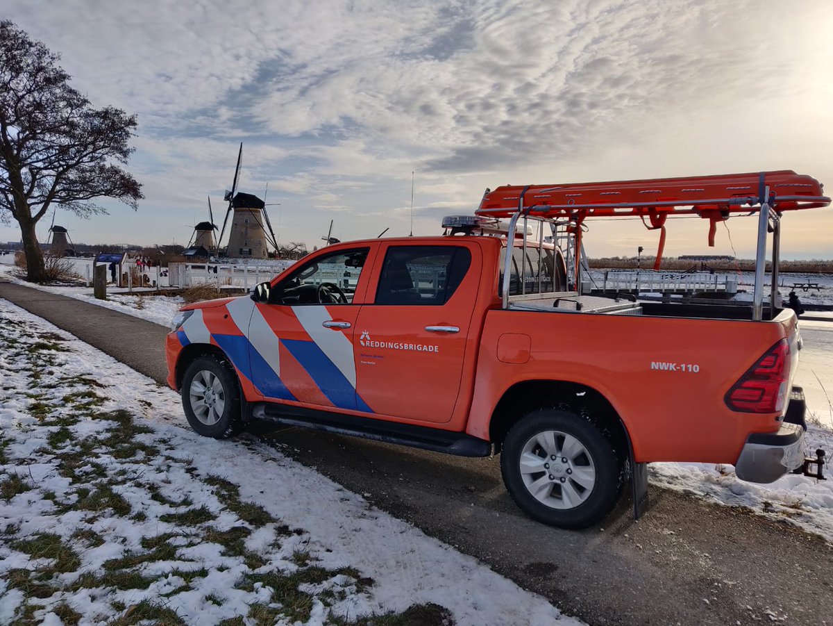 VRZHZ's tweet photo. Hulpdiensten verleenden vanuit Bleskensgraaf, ism de gemeenten, hulp in het soms moeilijk bereikbare gebied. Reddingsbrigade @KNBRD hielp en verzorgde met 50 vrijwilligers toezicht op slechte stukken ijs en kon, als dat nodig was, meteen hulp verlenen. Bedankt voor jullie inzet! https://t.co/ywlpDtI749