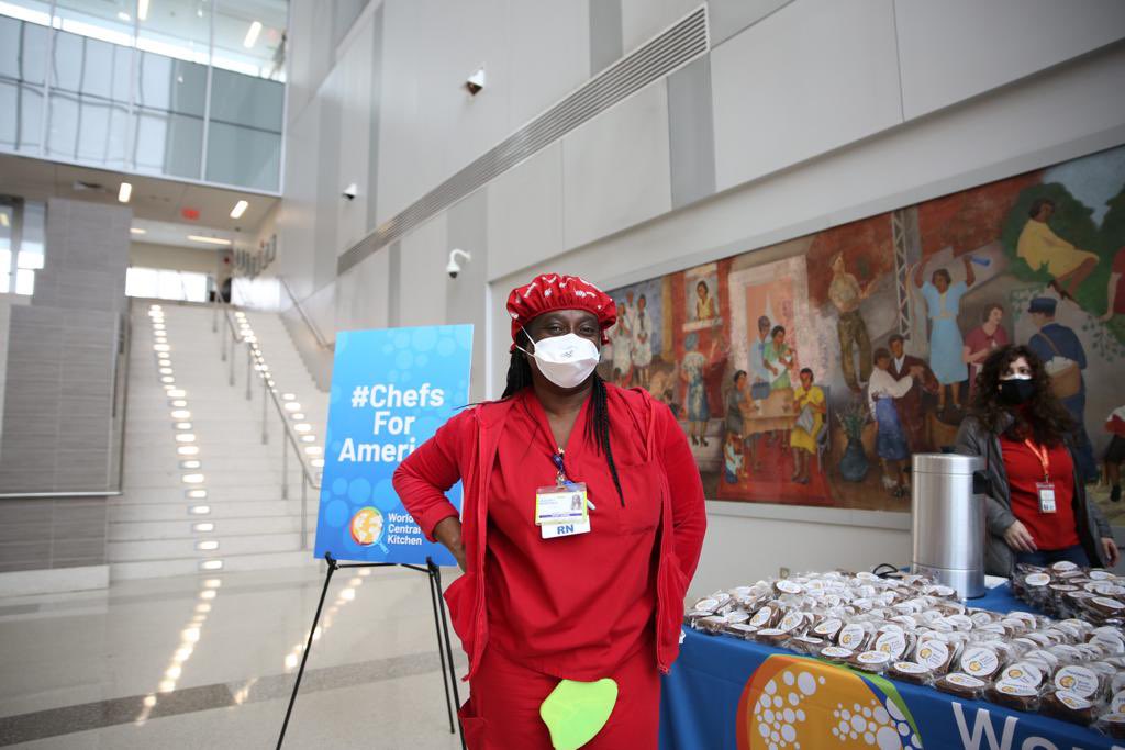 chefjoseandres's tweet image. Both of my parents were nurses...so I am always so happy to see @WCKitchen serving heroes like Sophia, who works in the ICU at Harlem Hospital! She wore red today for #ValentinesDay! The WCK team brought extra treats today...brownies &amp;amp; golden turmeric lattes ☕️❤️ #ChefsForAmerica
