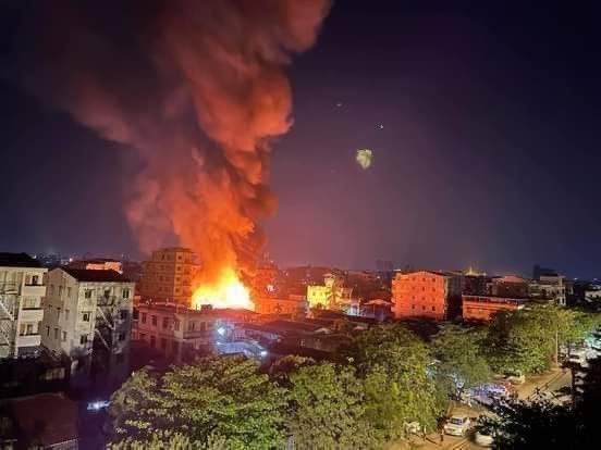KyawShinnThant2's tweet photo. Military junta are making chaos the whole country at night. They released prisoners and let them set fire to properties of citizens. Then they make that reason to control the country like the past in 1988. #WhatsHappeningInMyanmar
#Feb14Coup #AgainstMyanmarMilitaryCoup https://t.co/6Nq8WUhT78
