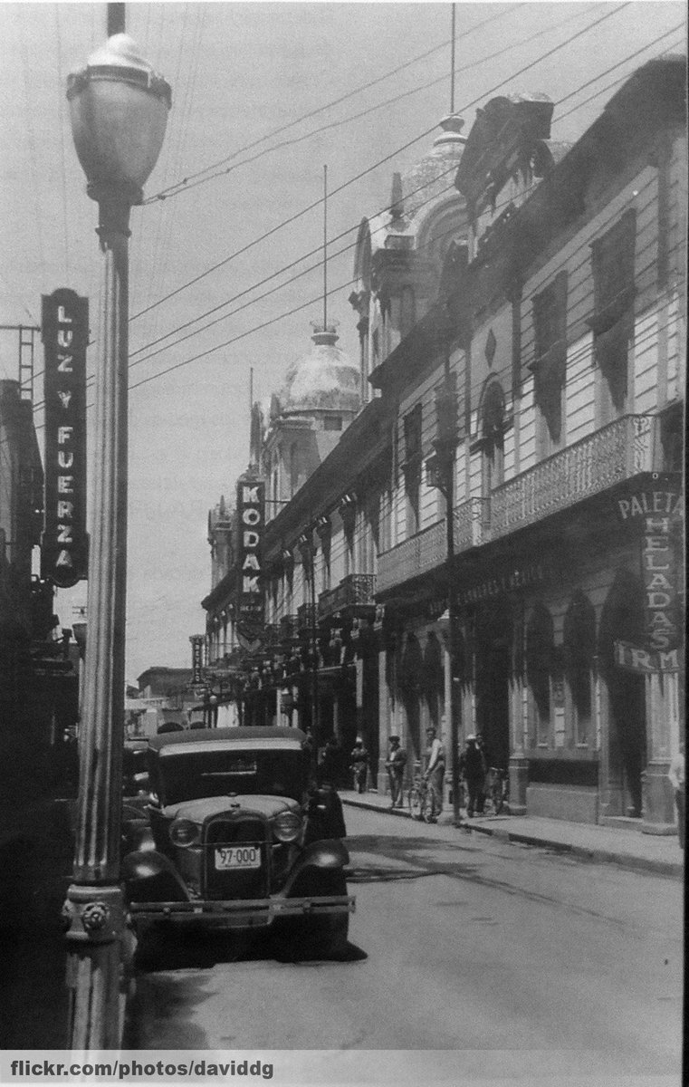 LeonAntiguo's tweet photo. Fotografía antigua de la primera cuadra de la calle 5 de Mayo, desde entonces con gran actividad comercial. https://t.co/EznKmN8ZnI