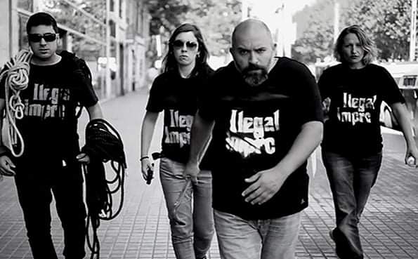 FELIÇ DIA MUNDIAL DE LA RADI🎭📻👇
📣Convidats especials IMPROACATOMBA ...fan 20 anys com a companyia, són els campions del món d'improvització  i vénen a Amunt el teló.
Us ho perdeu! Dimecres 17 de febrer a les 23h a Ràdio Cornellà😁