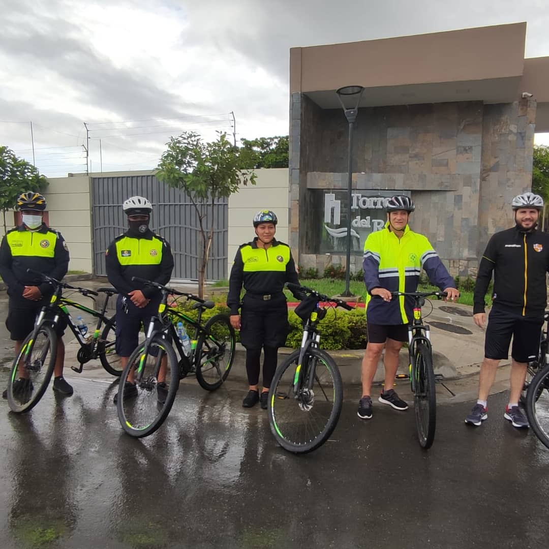 CTEcuador's tweet photo. Este domingo 14 de febrero, nuestro Escuadrón  de Ciclistas junto a la Unidad de Educación y Seguridad  Vial brindaron seguridad en el ciclopaseo dominical denominado Samborondón  en Bici. Nuestros agentes brindaron mensajes de seguridad vial.
#CTEVíasSeguras
#Carnaval2021CTE https://t.co/2yBFfGcdLa
