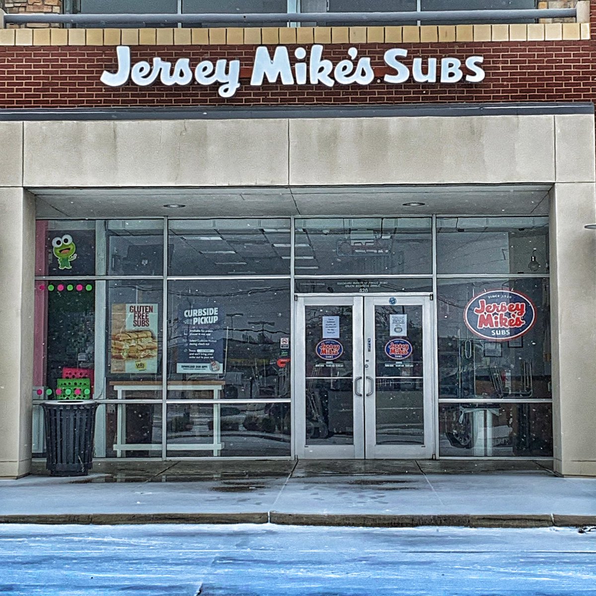 SkipParsotam's tweet photo. Shoutout to my great friend Cory Freeman from Jersey Mike’s Subs-Mesquite on donating over 80 loaves of bread to help feed individuals sheltering from the sub-freezing temperatures. @jerseymikes @SharingLifeTx #SharingLifeTX #community https://t.co/OHyd4XCD1L