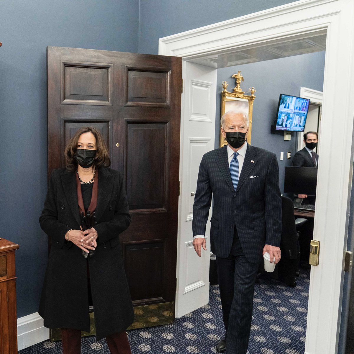 VP46Archive's tweet image. During a @POTUS visit to my office (his old office), he showed me where - on Valentine’s Day in 2009 - @FLOTUS wrote “Joe loves Jill” on all the window panes. I love that story! To @POTUS, @FLOTUS, and all Americans: #HappyValentines