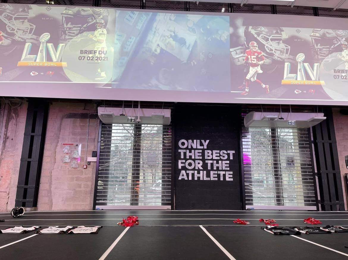 Il y a une semaine nous nous préparions pour le Superbowl 🏈🔥🏈

A cette occasion Gérald Desrosiers, ancien joueur des Molosses, a organisé une soirée spéciale au magasin Adidas pour faire découvrir notre sport à l’équipe du store 👏

#adidas #footus #footballamericain