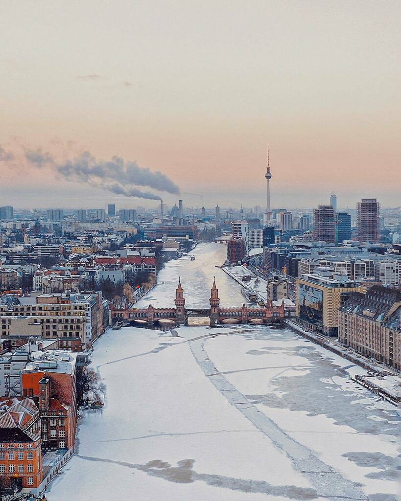 berlinstagram's tweet photo. I will always prefer a freezing cold Winter than a mild but grey one, don't you? 🥶🙌 https://t.co/KaambqCLCW https://t.co/n2q4a7jFR6