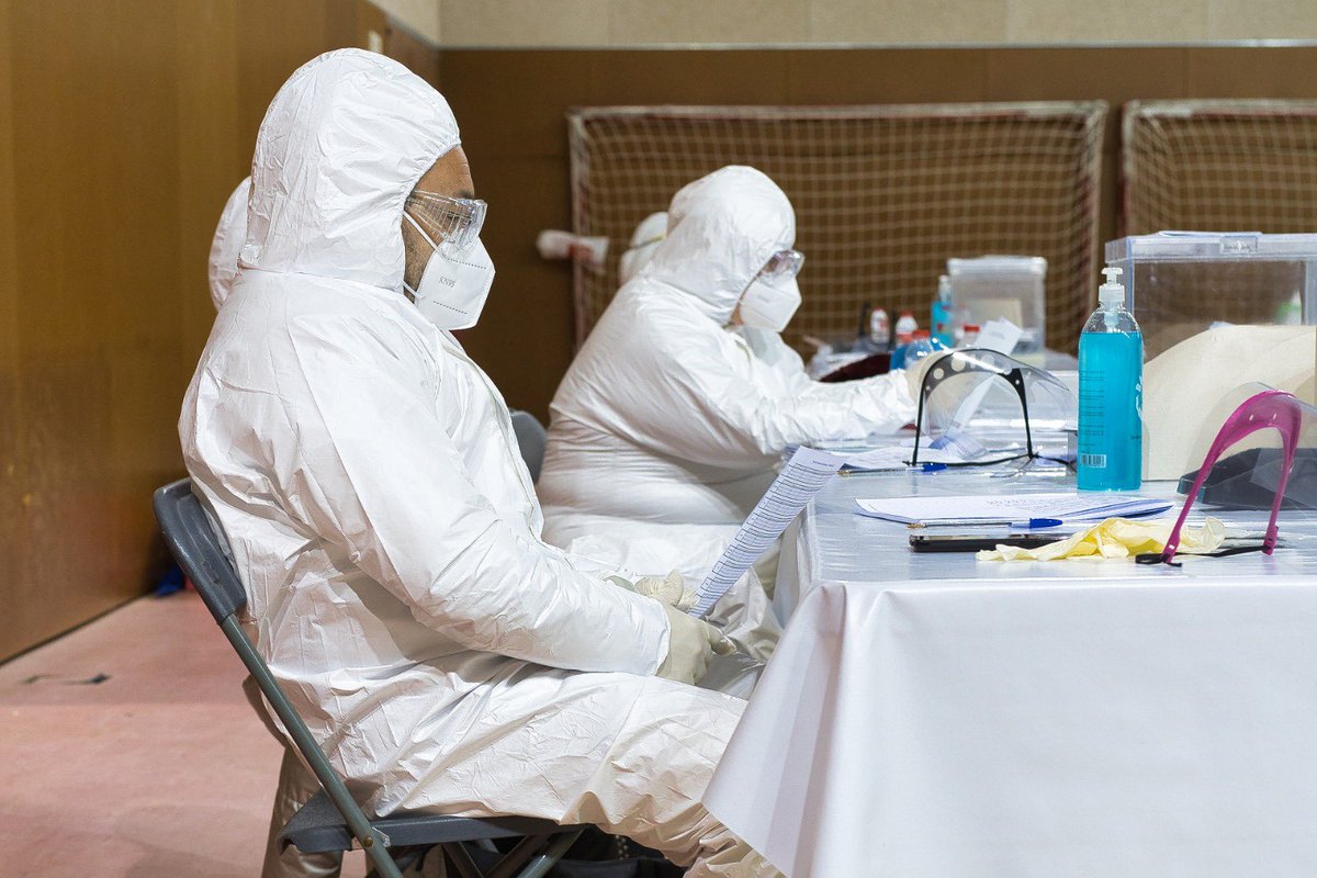 Aquesta és, sens dubte, una de les imatges de les #Eleccions14F: els membres de les meses equipats amb els EPI a <a href="/Lloret_de_Mar/">Ajuntament de Lloret de Mar</a>. Afronten la recta final de la jornada, reservada preferentment a la votació de les persones en quarentena.