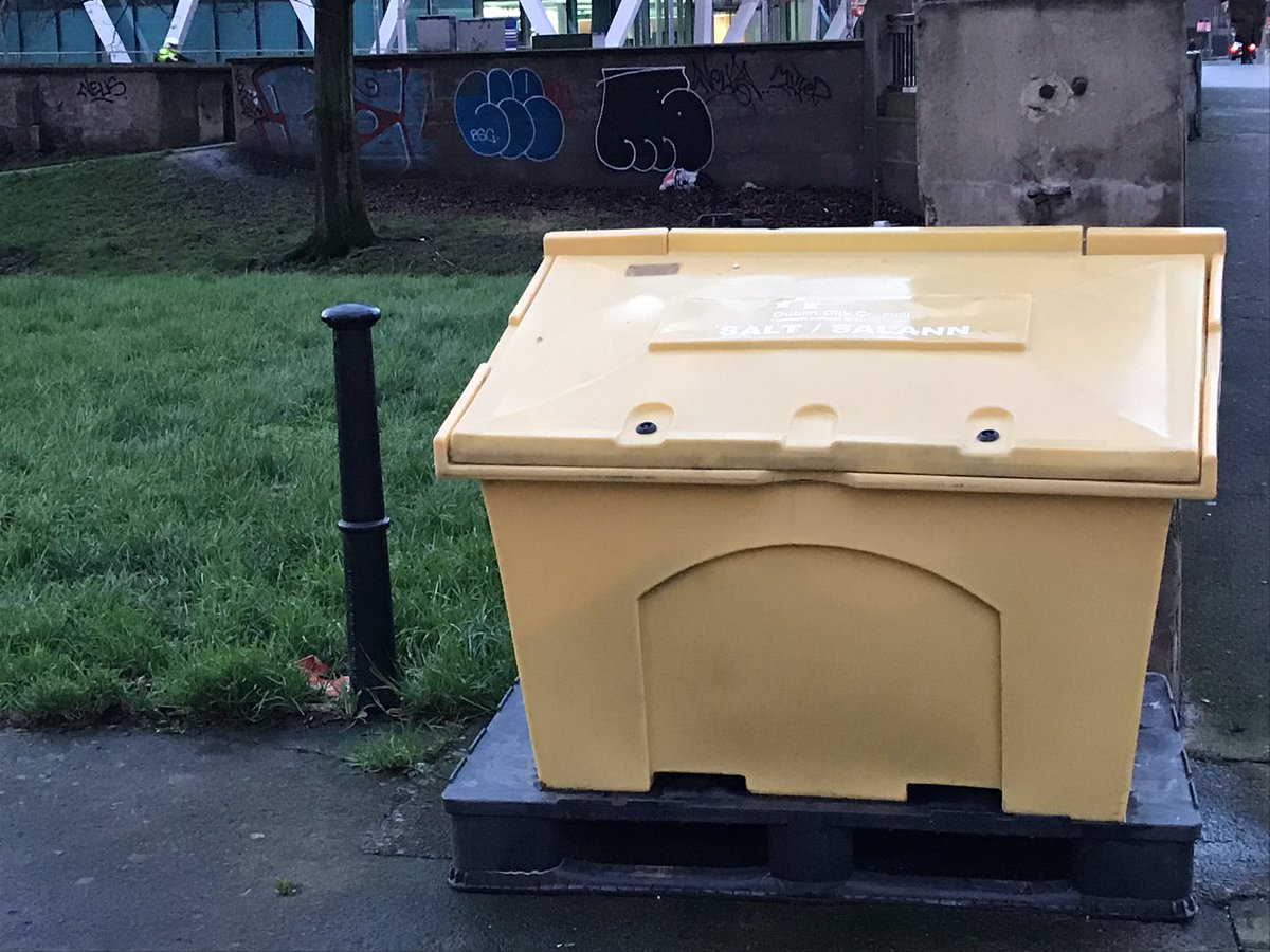 @FacesPics Don’t be sad, grit bin!