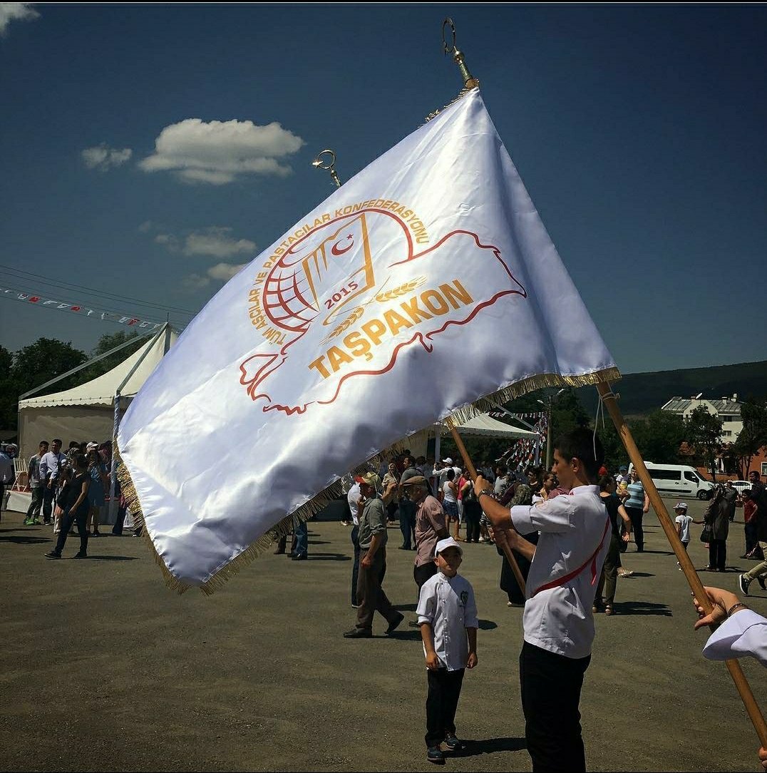 2020-2021 Eğitim Öğretim Yılı’nın ikinci yarısında da öğretmenlerimiz ve öğrencilerimize başarılar ve kolaylıklar diliyoruz. Covid-19’dan bir an önce kurtulup okul bahçelerimizin, cadde ve sokaklarımızın öğrencilerimizin heyecan dolu cıvıltıları ile dolmasını temenni ediyoruz.