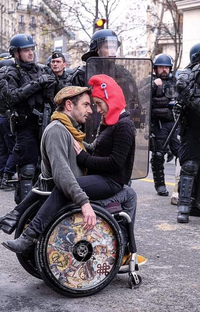 ultras_antifaa's tweet photo. PHOTO | Happy Valentine's Day! Here's a tribute to love in the time of protests and riots. (ph: redfish) https://t.co/AbtKmwn0ec