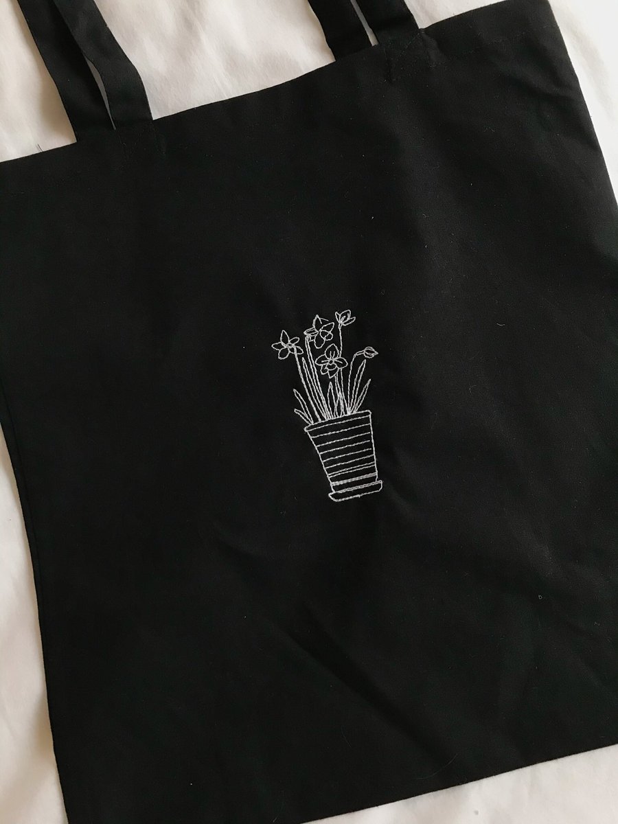 sewtotes's tweet photo. @EuphoricjewelsC @bella_elias hey, I sell embroidered totes &amp; tees https://t.co/yjJj5wxmBo https://t.co/sd8R7W7t55
