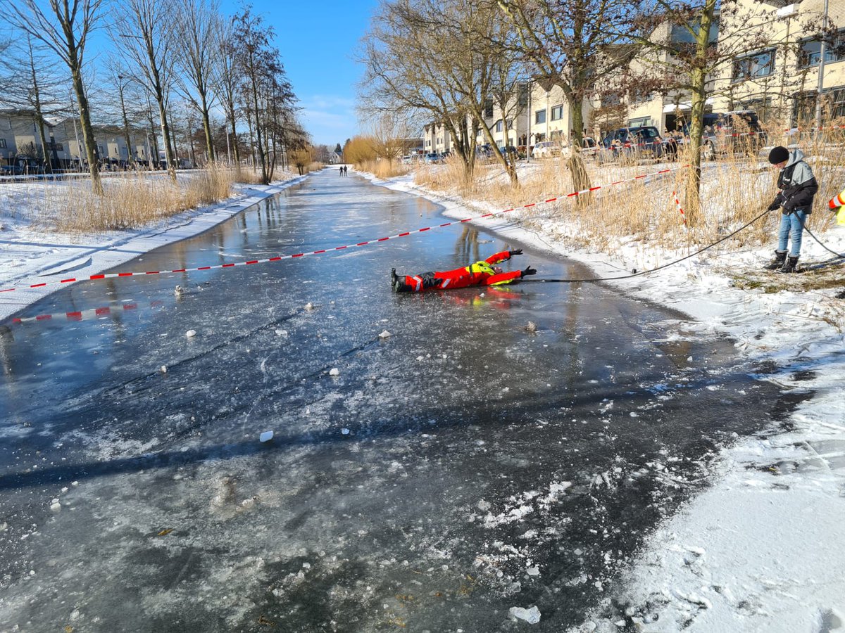 Vandaag hebben we een mooie bijdrage kunnen leveren door bij Zuid Holland Zuid te assisteren als ijswacht. Door de ingezette dooi geldt inmiddels het dringende advies niet meer op het ijs te gaan!
Deze taak sloot goed aan bij de oefening die gisteren heeft plaatsgevonden.
