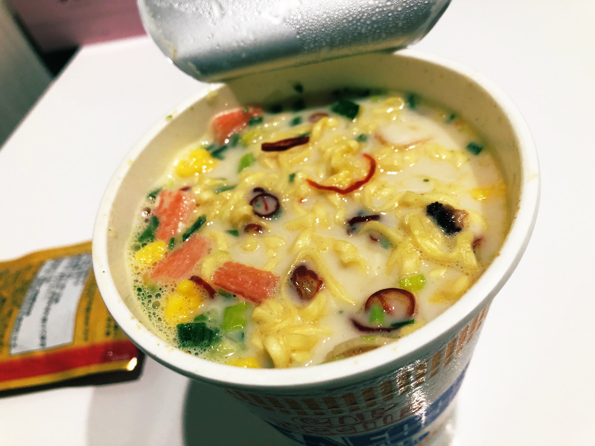 Rorichan 藤原 呪術廻戦の西宮流カップラーメンシーフードアレンジやってみたけど美味かった ただ牛乳半分とグツグツの熱湯半分でも正直ヌルいので熱いのが好きな人は鍋に入れ替えて熱したほうがいいかもしれない T Co Icfaifzmdp Twitter