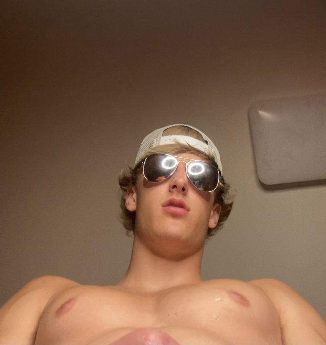 RT if you can be my Valentine this year ❤️😏 https://t.co/VEjqkt2ulz