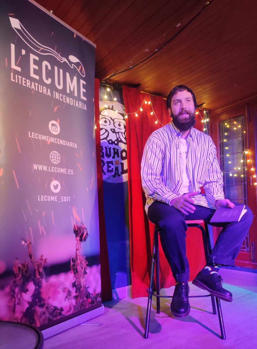 DolceCaliope's tweet photo. Hoy #DiegoDelFresno ha sido grieta y semilla, ha hecho de los abrazos trinchera, y de las fronteras puentes en la presentación de su último poemario #ElLibroDeLasLuciérnagas con @Lecume_edit ❣️ https://t.co/q72WmWhN1J