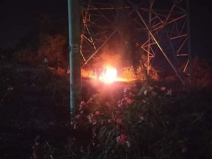 DDUsui's tweet photo. February 14 Two unidentified men set fire to a power tower near the old people's home in Monywa, Sagaing Region, at around 7 pm tonight. Residents arrested the two people who set fire to the power tower and put out the blaze. @freya_cole #SaveMyanmar #RejectMilitaryCoup https://t.co/tNBtT2dl7u