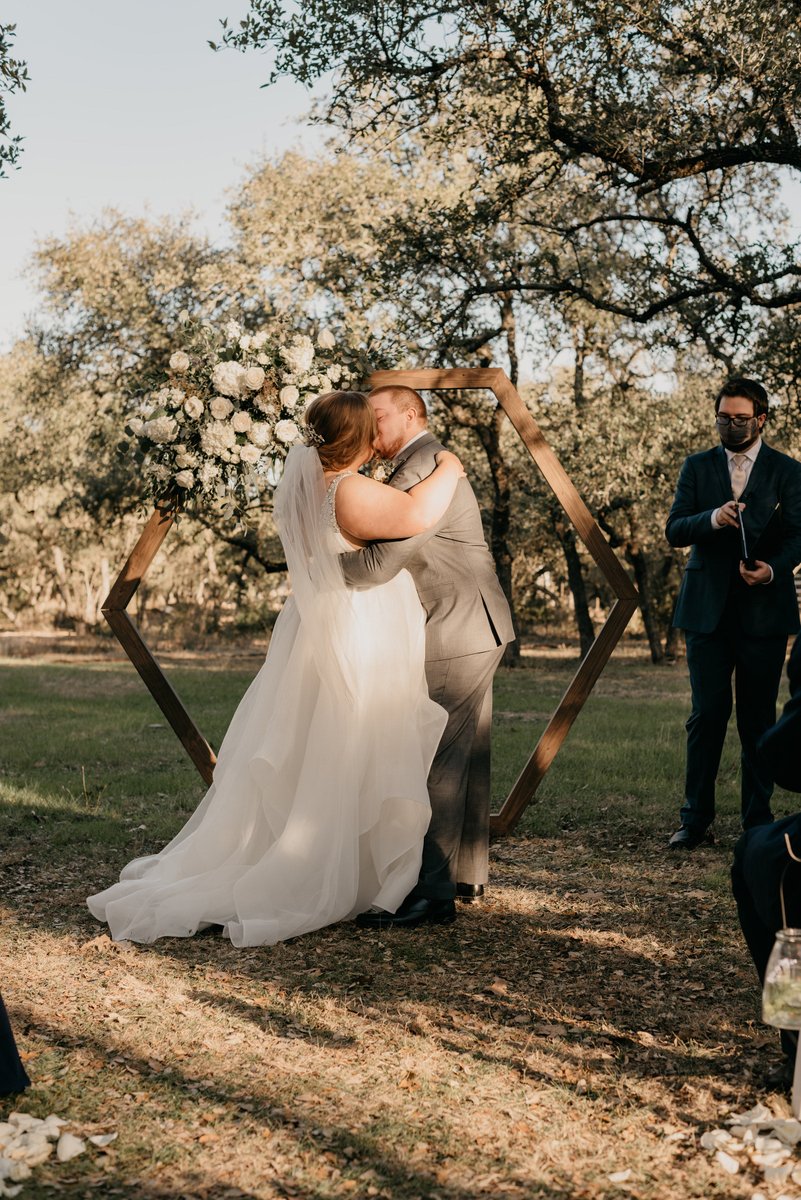 VintageOaksFarm's tweet photo. Happy Valentineβs Day from Vintage Oaks Farm! We love love! #Hillcountry #weddingvenue #outdoorwedding #escape #loversescape #getaway #texasairbnb #countrybride #countrywedding #airbnbescape #austinweddings #austinbrides #atxweddings #centraltexasweddings #theknot https://t.co/PdpAwdZosI