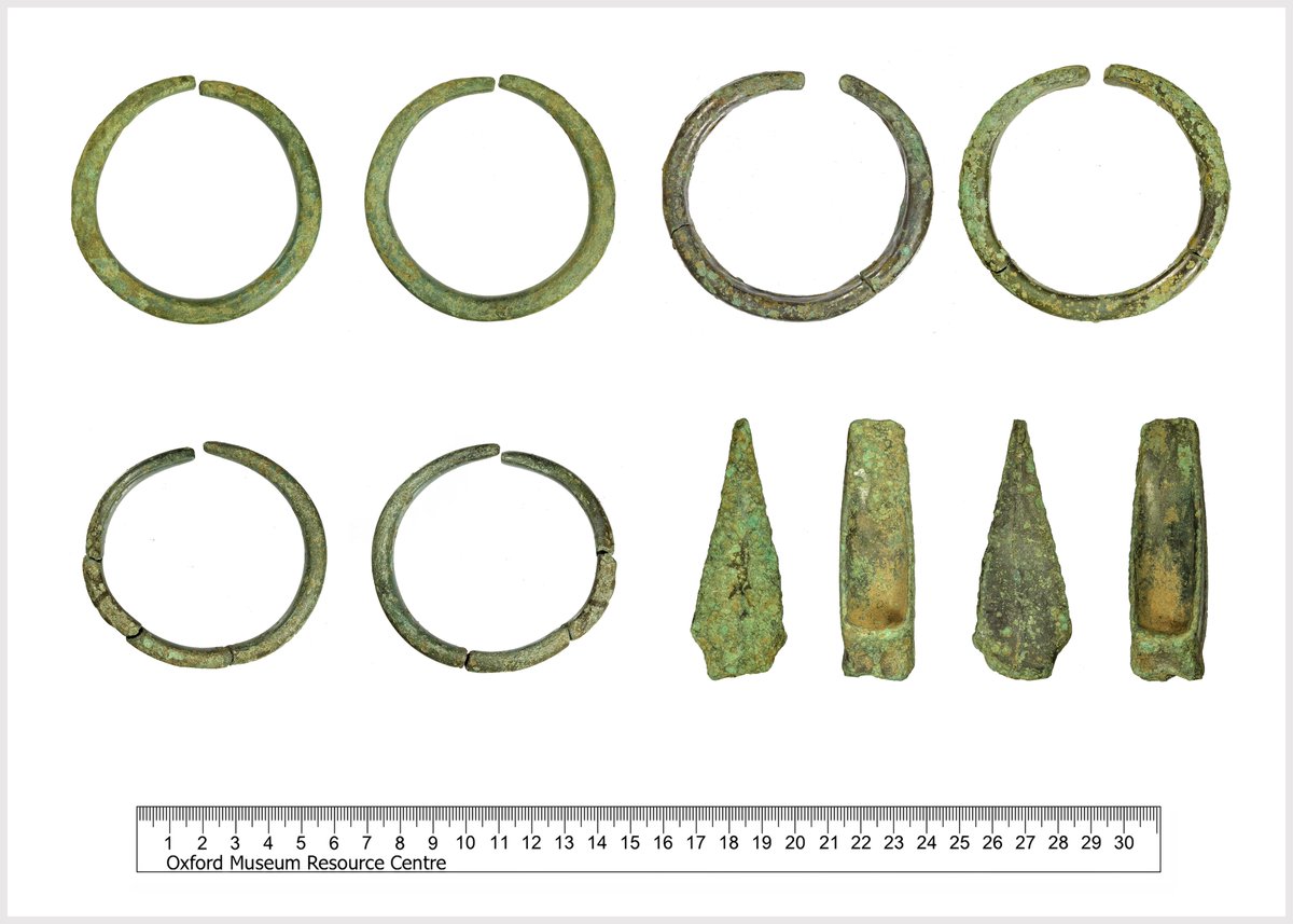 The finder and landowner have both waived their reward for this Bronze Age hoard. This is immensely generous and kind and as the Museums Service we will preserve their legacy towards the greater understanding and access to #Oxfordshire's archaeology. finds.org.uk/database/artef…