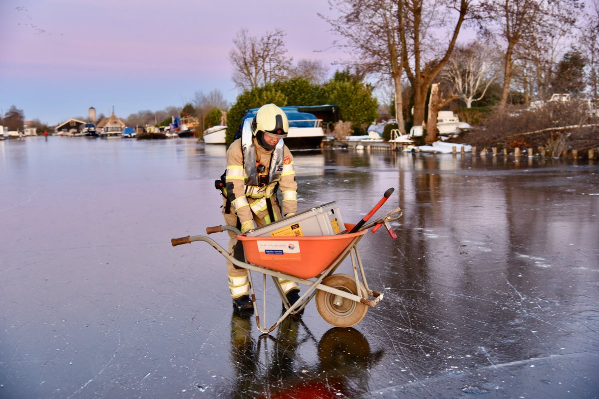 Een lastige melding voor de brandweer in Breukelen. Op een eiland was brand uitgebroken in een woonark.