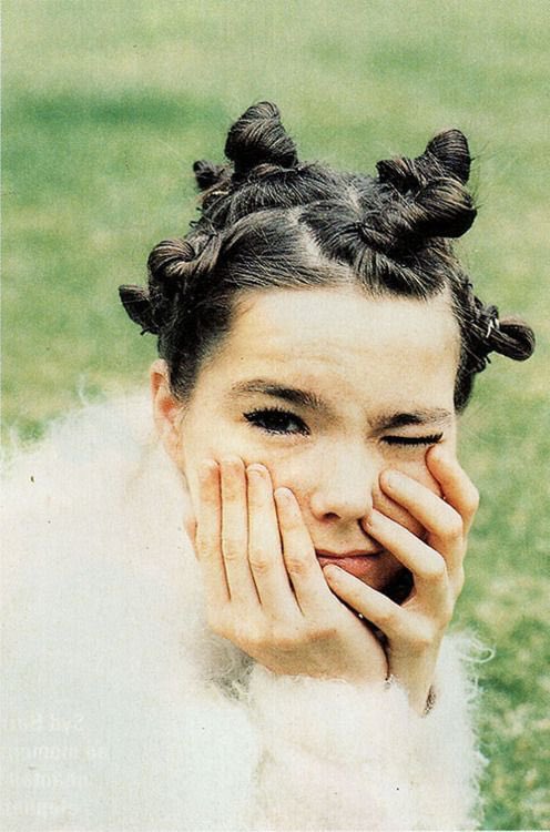 zzonck's tweet photo. Qué saben estas chiquillas de arrancarse a bailar por la ventana de tu casa con un look Bjork, en micro y pagando escolar a las 11 de la noche 💅🔥🌚#Antofagasta #Felizaniversario #perladelnorte #rutilance #erikayañez #duras #lasLarzon https://t.co/vX1BNazIQU