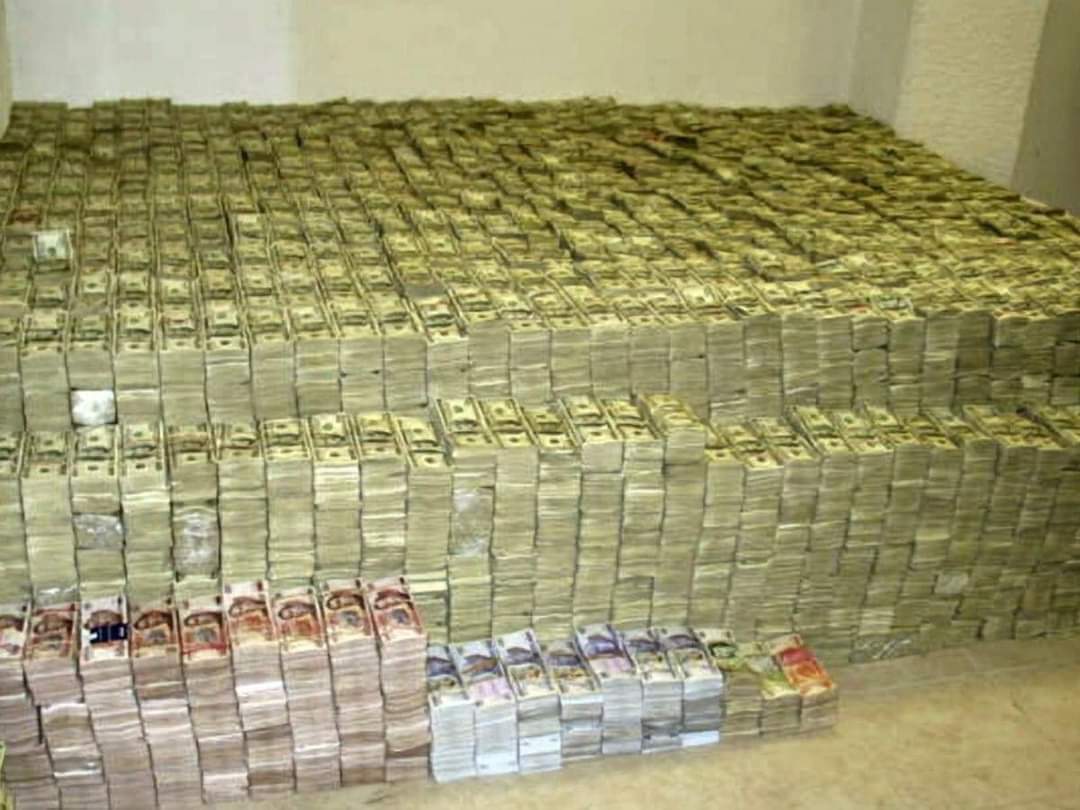 adrianowall's tweet image. Es la foto del dinero decomisado hace varios años al empresario Ye Gon en el sexenio de Felipe Calderón, 205 millones de dólares, algo así como 4 mil millones de pesos al tipo de cambio hoy día. Por cierto, dinero que Felipe Calderón nunca comprobó en qué se gastó.
